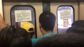 O perigo de interromper o fecho uma porta no metro das Filipinas… WTF!