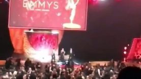 Uptown Funk – I ragazzini di «Stranger things» ballano scatenati sul palco degli Emmy