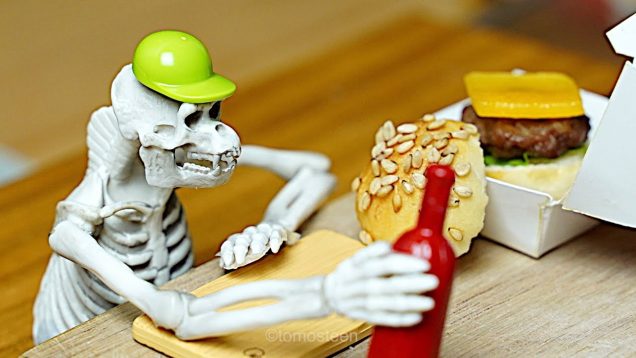 Inside The Burger Vending Machine – Stop Motion Cooking