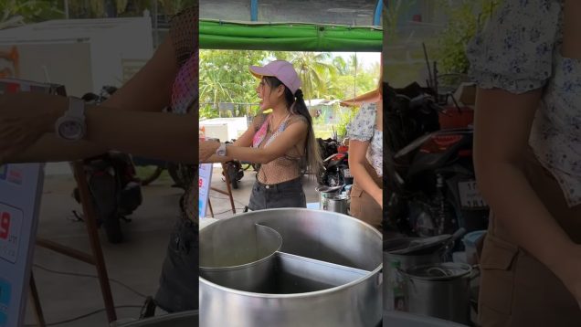 Hardworking & Famous Lady Chef Serves Pork Noodle – Thai Street Food #shorts